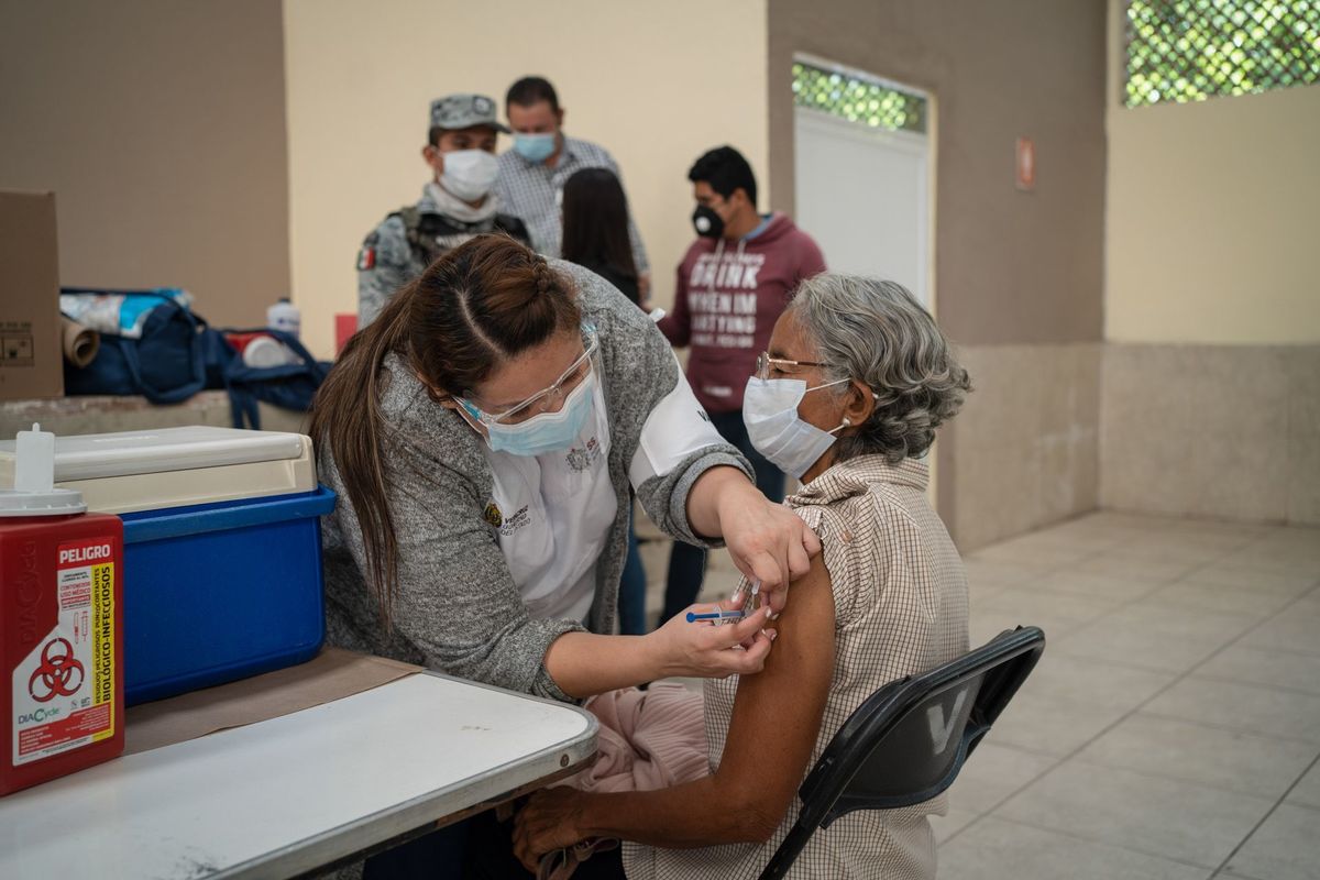 La vacunación de adultos de 40 a 49 años en otros 15 municipios. (Cuartoscuro)