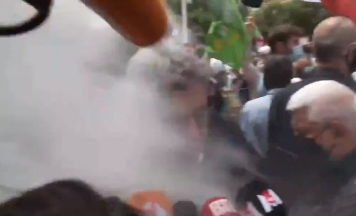 El legislador Jean-Luc Melenchon fue agredido durante una protesta. | Especial