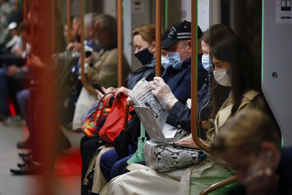Moscú registró 6 mil 701 nuevos casos de coronavirus, un récord en la capital rusa desde diciembre. (AP)