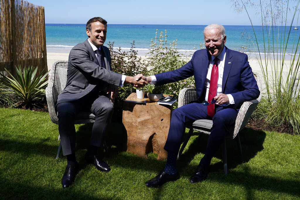 El presidente francés, Emmanuel Macron, junto al mandatario estadunidense Joe Biden en la reunión del G7. (AP)