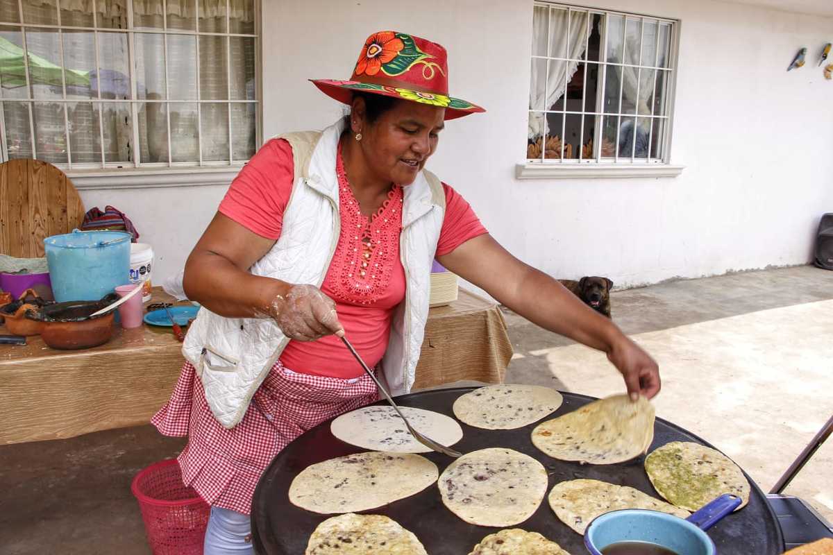 La señora Maricela Páez, que vive en la zona del socavón, tuvo que abandonar su hogar. (Melanie Torres)