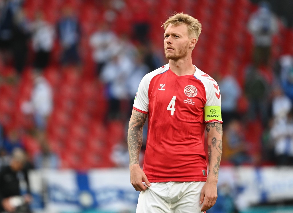 Simon Kjær auxilió a Christian Eriksen en todo momento (AFP)