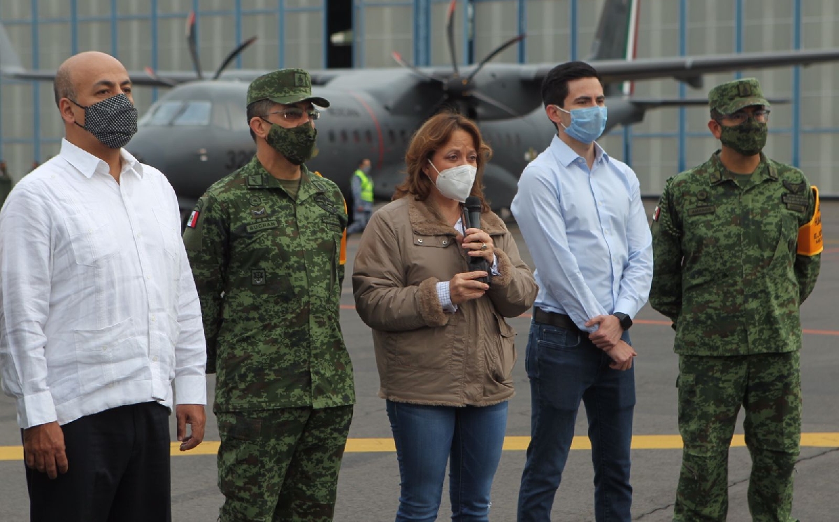 La subsecretaria previo al despegue del avión que transportará las vacunas a Centroamérica. (Karla Guerrero)