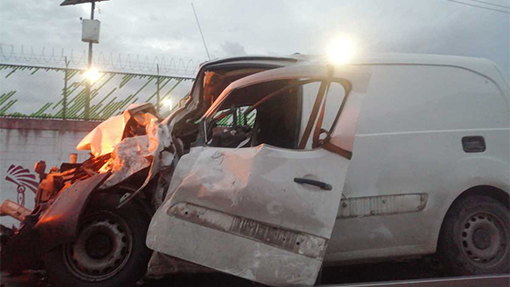 Sujetos roban camioneta y después provocan fuerte choque