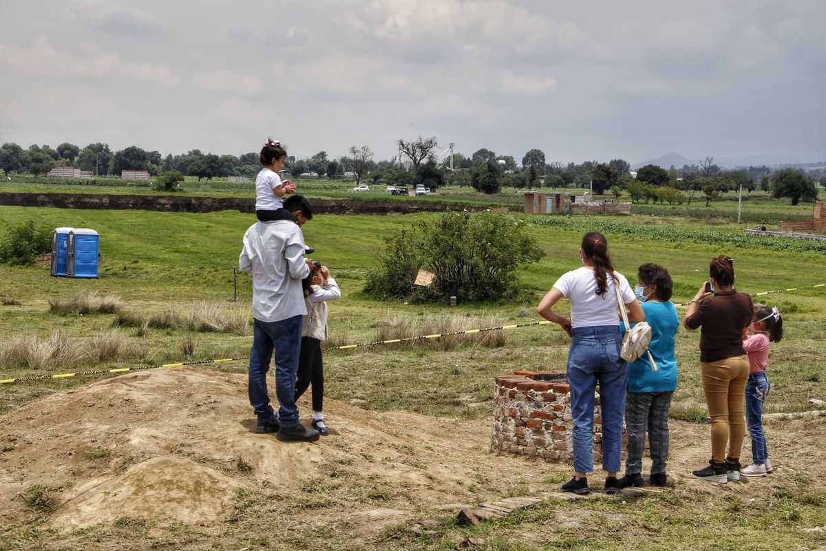 Turistas llegan al socavón en Puebla. (Melanie Torres)