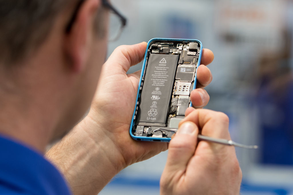 Apple tuvo que indemnizar a una mujer en EU por la distribución de sus imágenes privadas. (Getty Images)