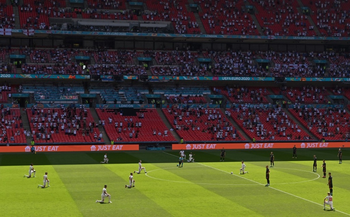 Inglaterra se arrodilla contra el racismo (AFP)