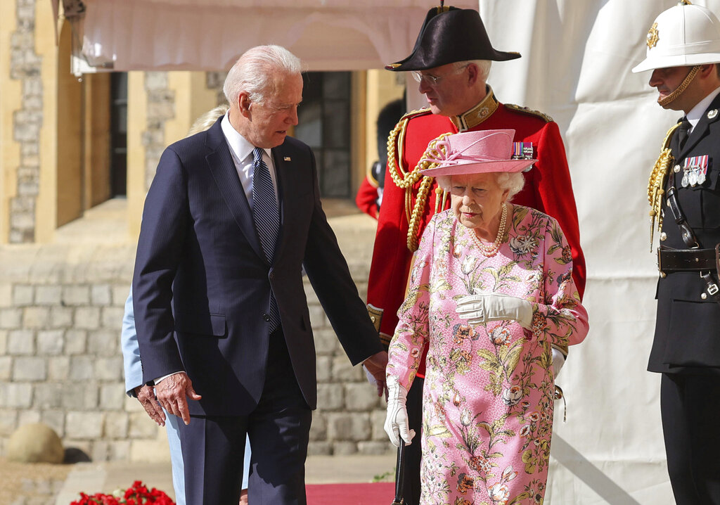 Joe Biden se reunió con la Reino Isabel previo a su salida del Reino Unido. (AP)