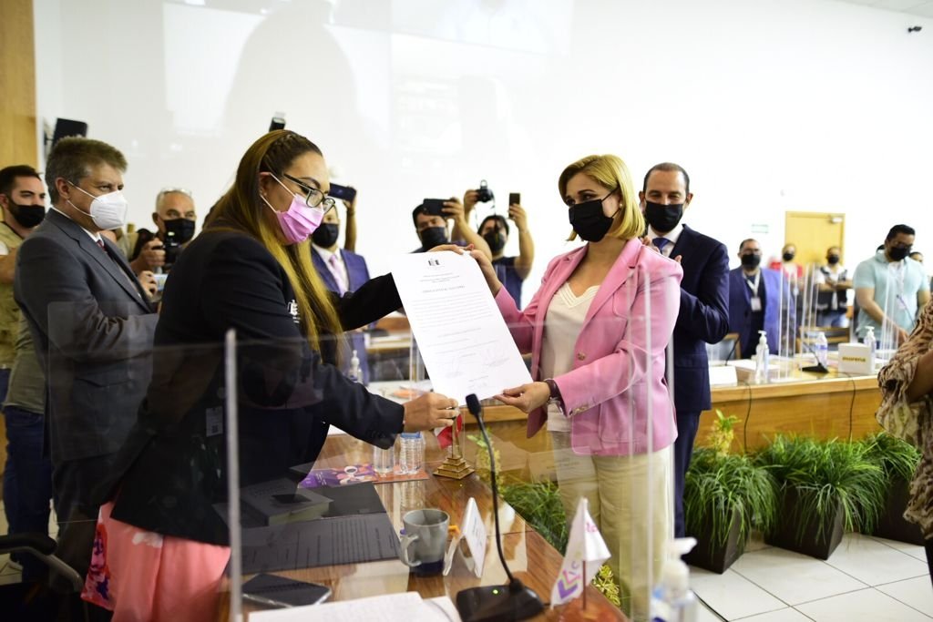 Maru Campos recibió la constancia como gobernadora electa.