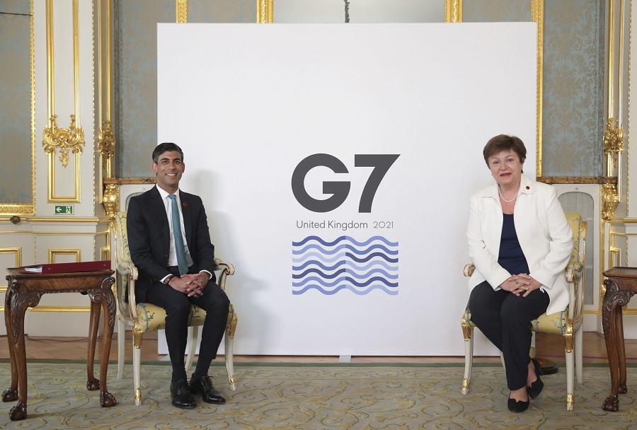 El presidente del Exchequer, Rishi Sunak, con la directora del FMI, Kristalina Georgieva, en Londres. (AP)
