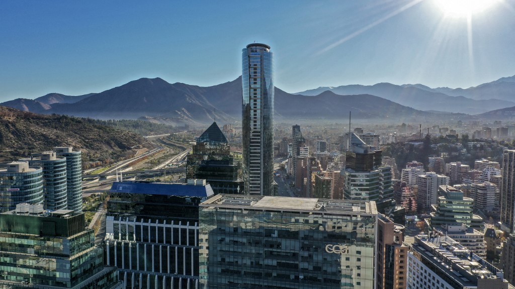 Santiago entró en un nuevo confinamiento por la pandemia de covid-19, pese a la vacunación. (AFP)