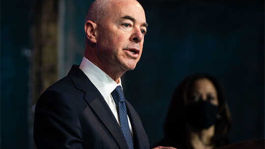Alejandro Mayorkas, secretario de Seguridad Nacional de EU, llega a México