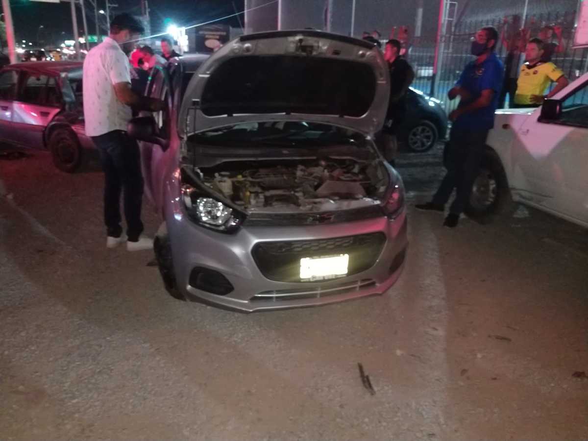 El auto salió disparado de la calle hacia la banqueta, donde se encontraba Diego. (Especial)