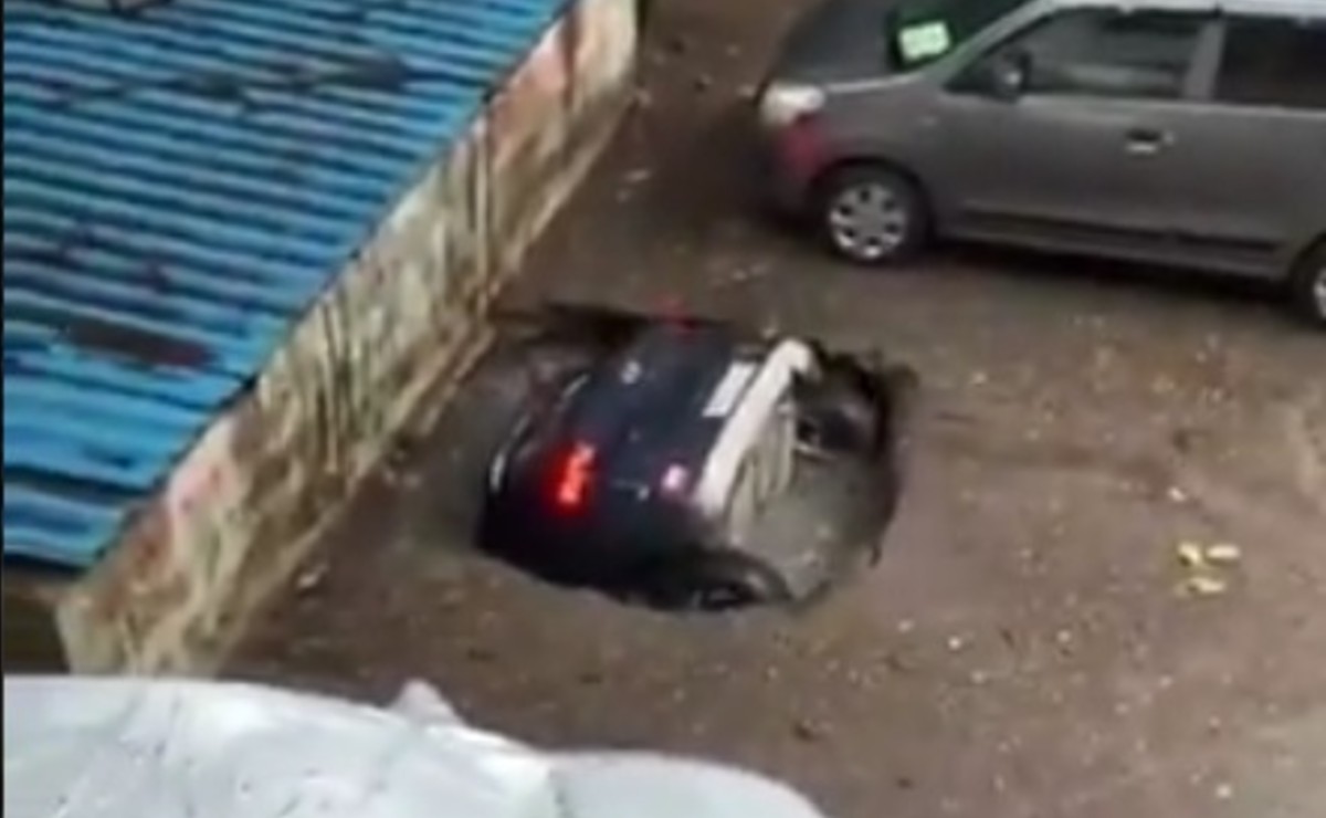 El automóvil cayó en el socavón de la India lentamente. (Especial)