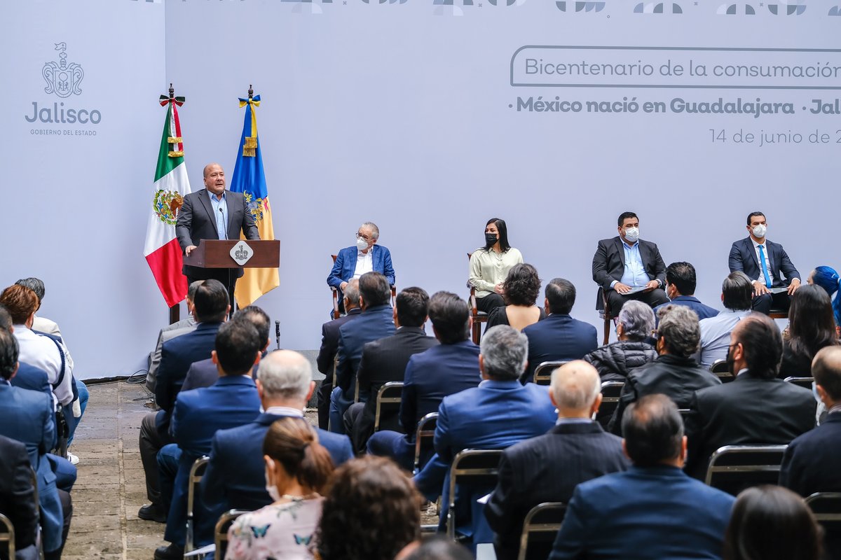 Enrique Alfaro da apertura a develación de placa conmemorativa por Bicentenario (Cortesía)