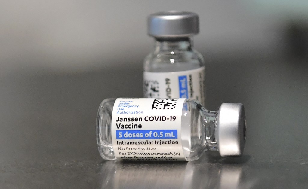 Frasco de la vacuna de Janssen, filial de la farmacéutica Johnson & Johnson. (AFP)