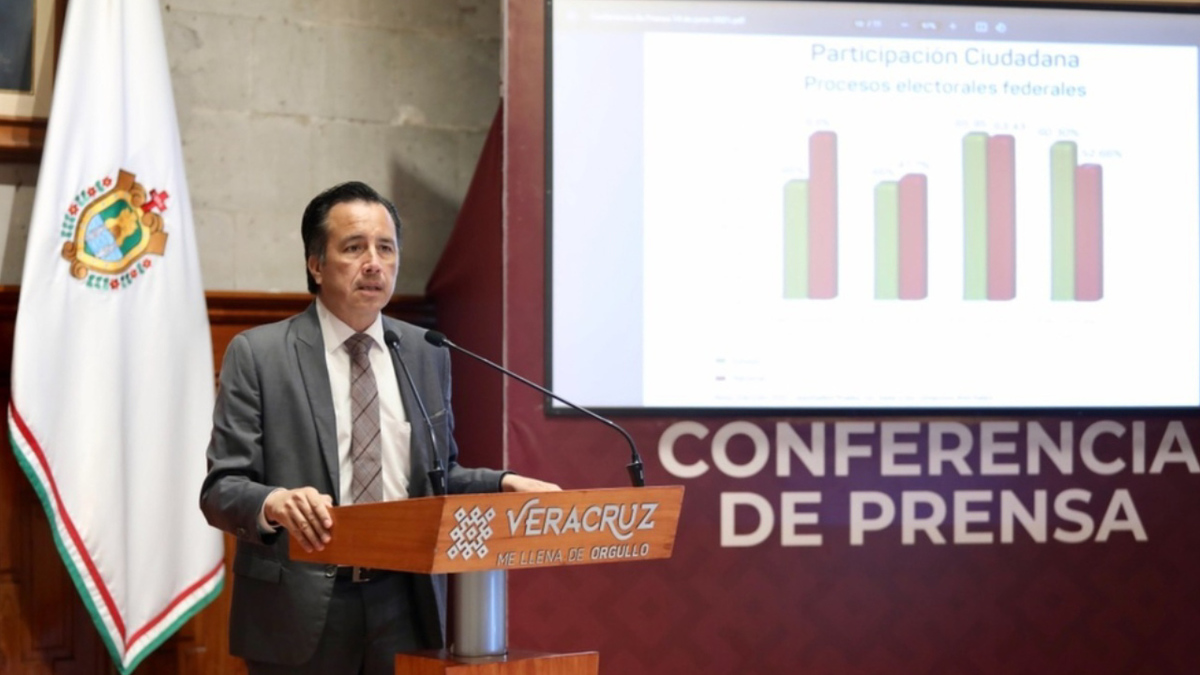 Gobernador de Veracruz pide a nuevos alcaldes no entregar policías