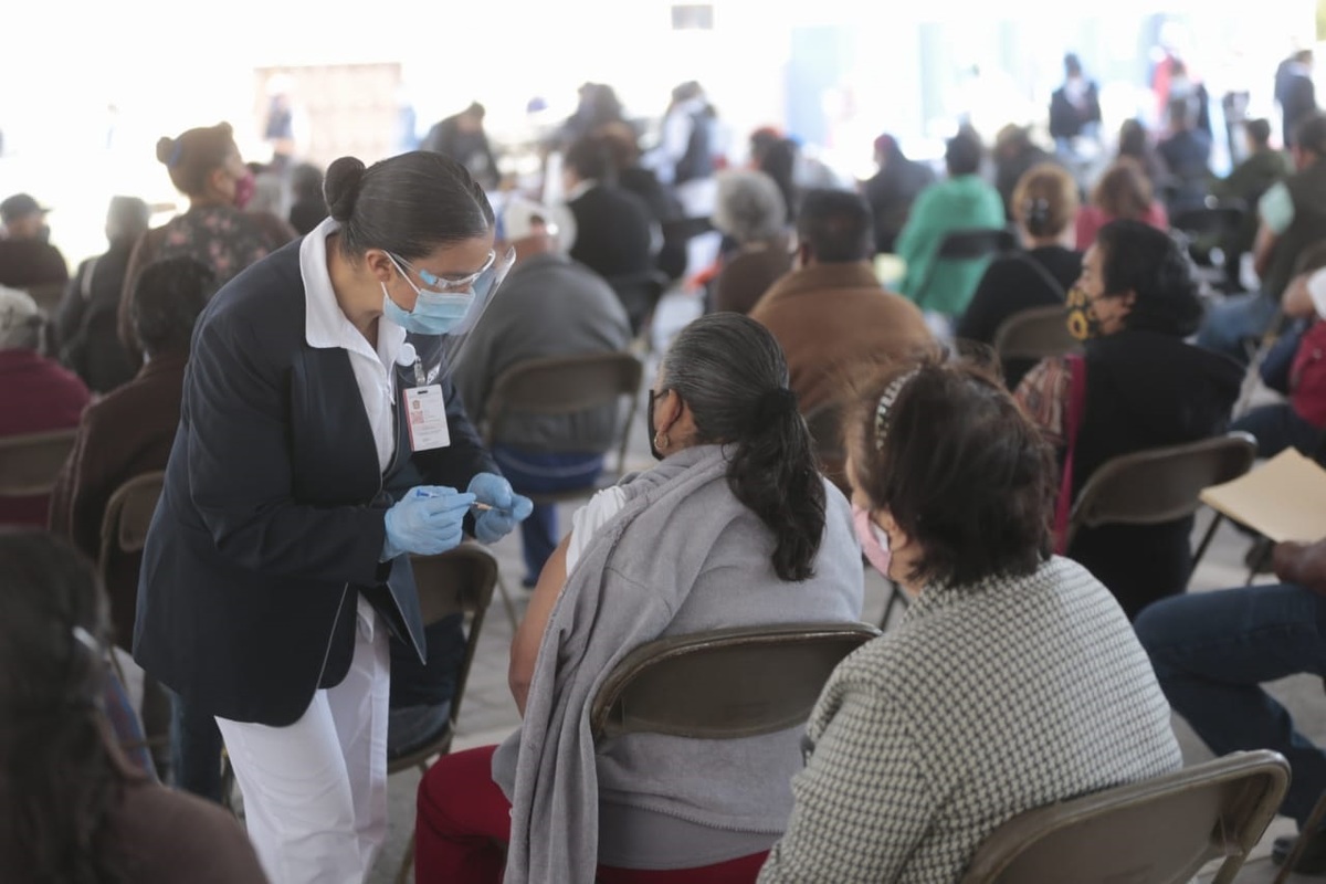 A pesar de las jornadas de vacunación piden a la población mantener las medidas sanitarias. (Especial)