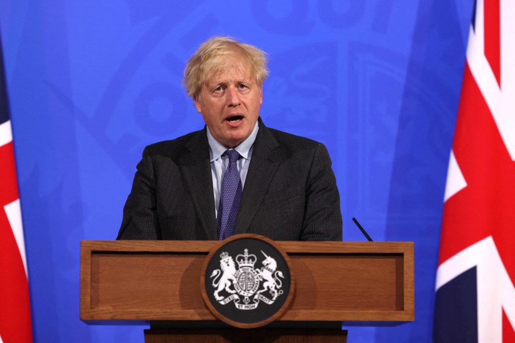 El primer ministro británico, Boris Johnson, durante su anuncio sobre la pandemia de covid-19. (AFP)