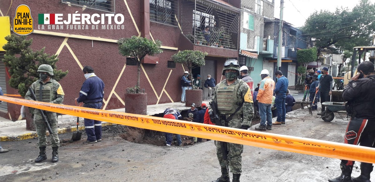El socavón se encuentra resguardado por autoridades de la alcaldía y Ejército | Twitter/@SEDENAmx