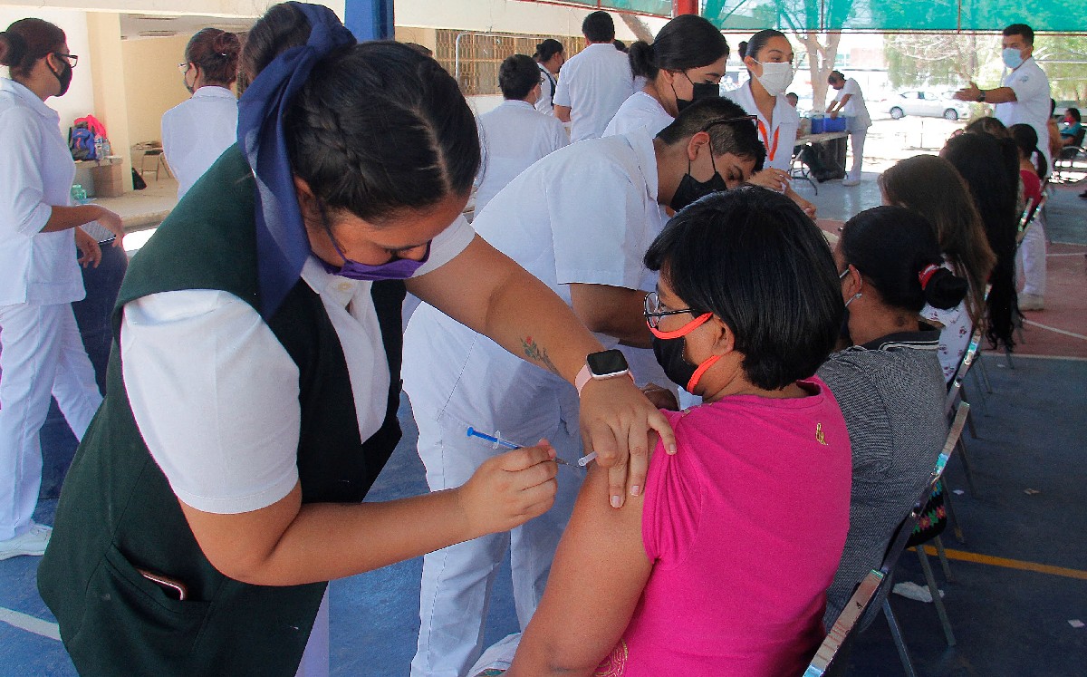 Vacunación contra el covid-19 para personas de 40 a 49 años en Torreón. (Manuel Guadarrama)