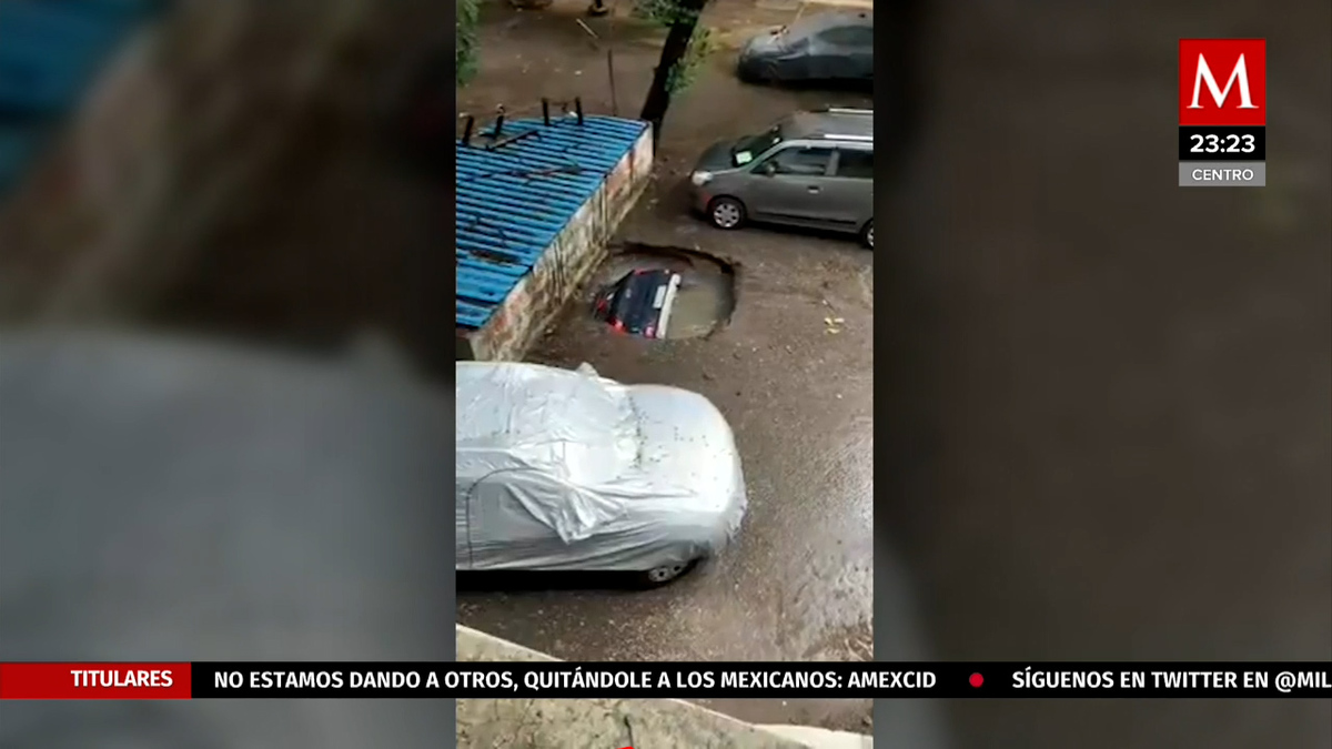 Se abre socavón en la India y captan momento cuando se traga un auto