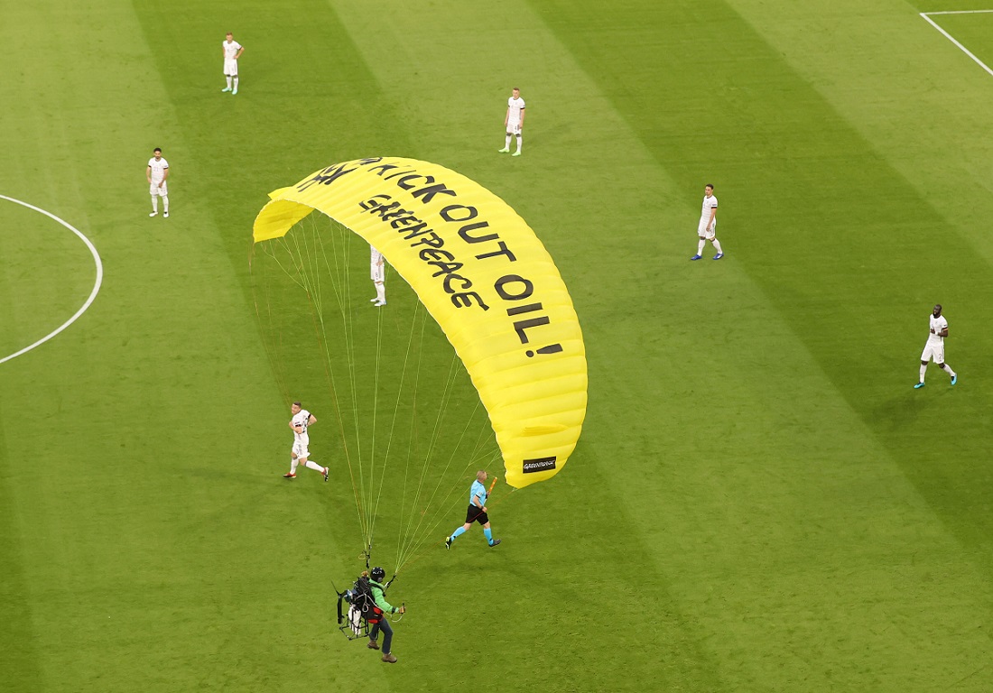 Activista de Green Peace durante el Francia vs Alemania (Reuters)
