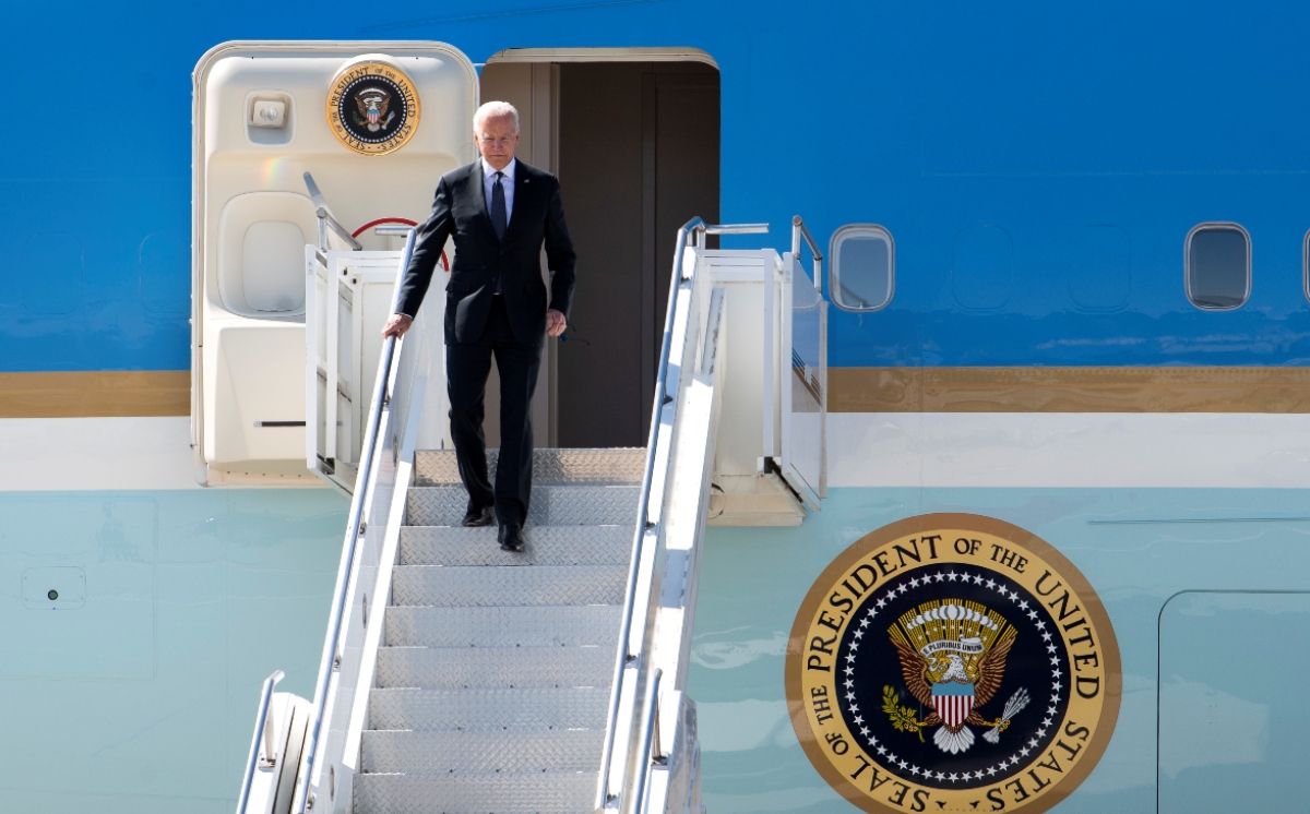 El Air Force One aterrizó por la mañana en Ginebra, transportando al presidente de Estados Unidos. (Reuters)