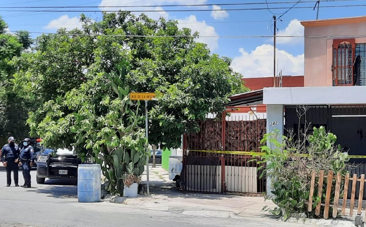 Balean a hombre en la sala de su casa en Guadalupe. Foto: Leyda Estrada.