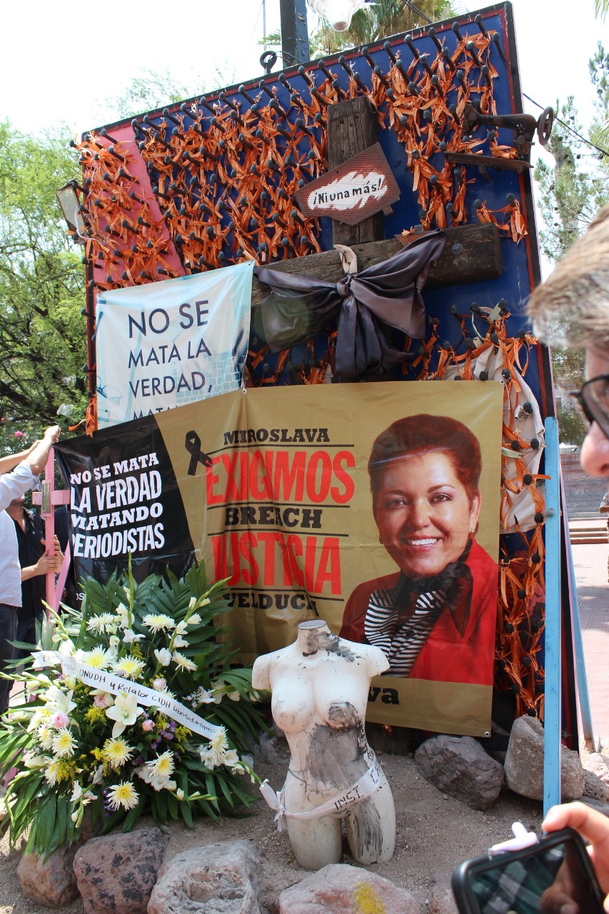 Foto de Miroslava Breach en un memorial a su nombre. (Juan José García Amaro)
