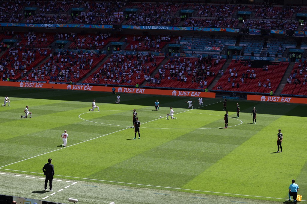 Jugadores ingleses en protesta por racismo (AFP)