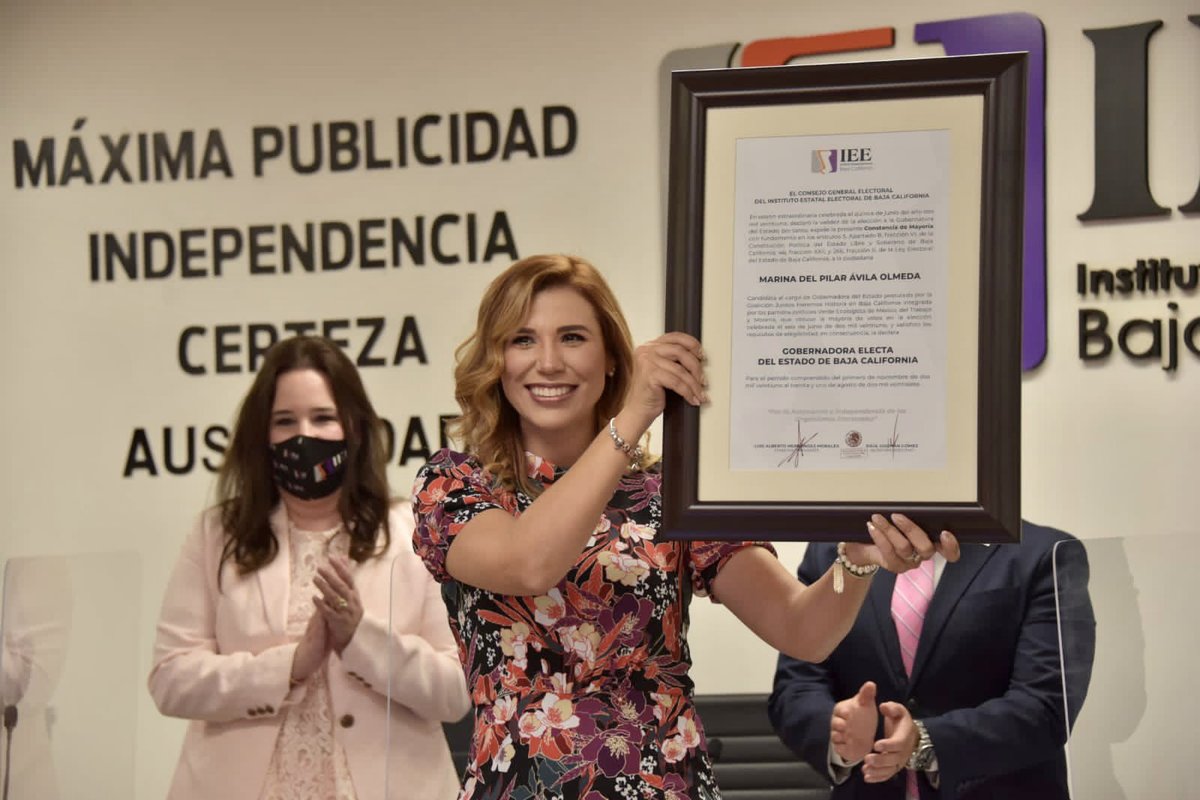 Marina del Pilar recibió su constancia de mayoría.