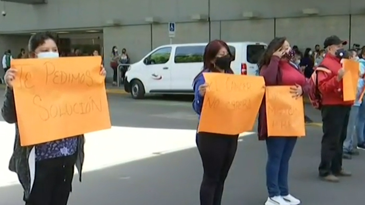 Padres de niños con cáncer bloquean entrada de terminal 1 del AICM