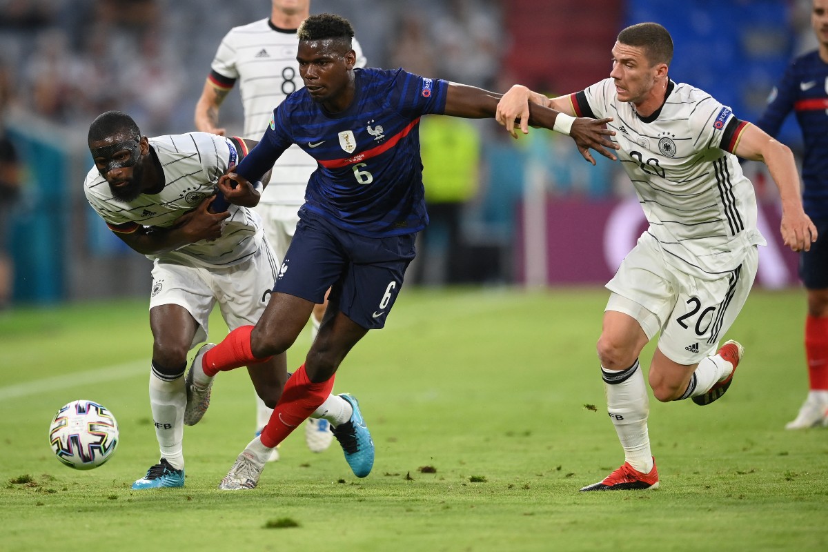 Paul Pogba copia a Cristiano Ronaldo y retira cerveza en conferencia (AFP)