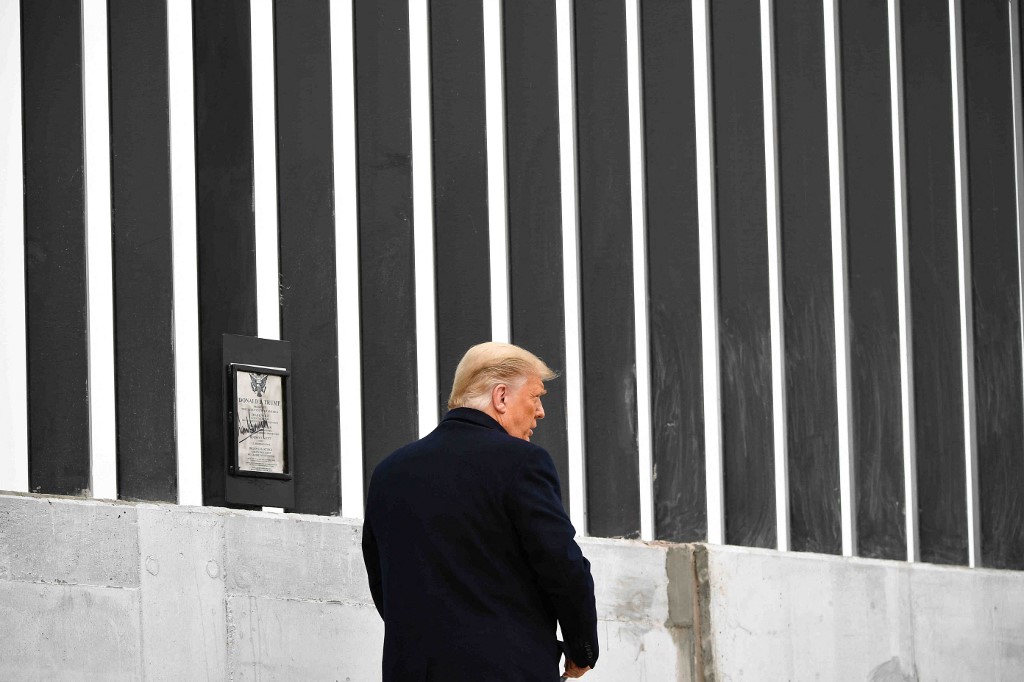 El ex presidente Donald Trump revisando las obras del muro fronterizo durante su presidencia. (AFP / Archivo)