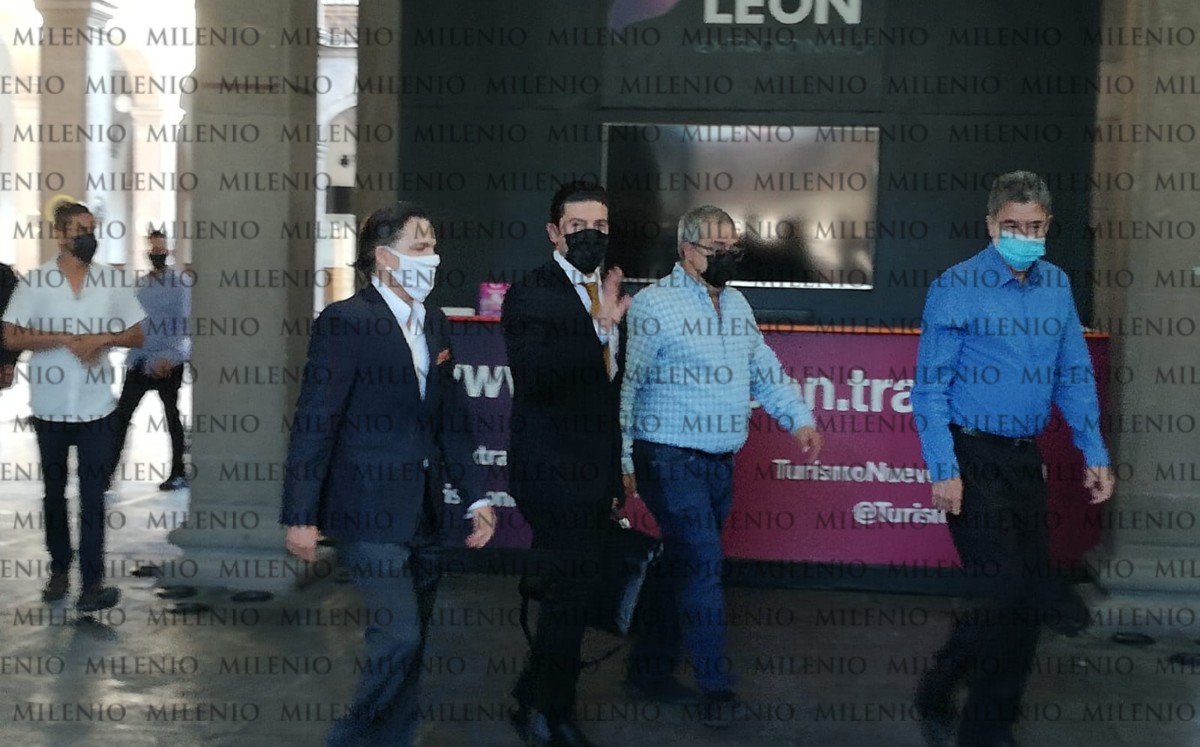 Samuel García llegó al Palacio de Gobierno acompañado de Hernán. Foto: Sandra González