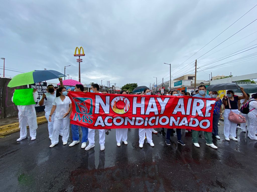 Trabajadores del IMSS en Veracruz se manifestaron exigiendo aire acondicionado (Isabel Zamudio)