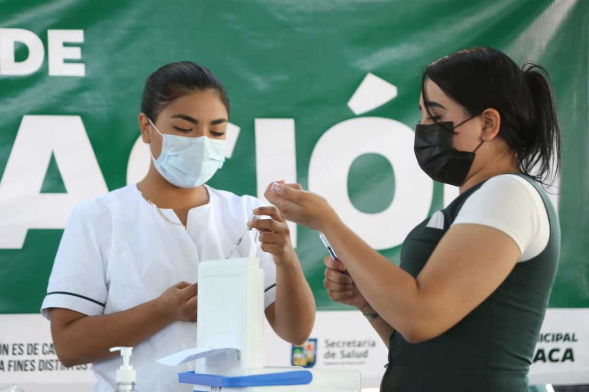También se vacunará a las personas de 50 a 59 años,  mujeres embarazadas y adultos mayores de 60 años en rezago. Foto: Raúl Palacios