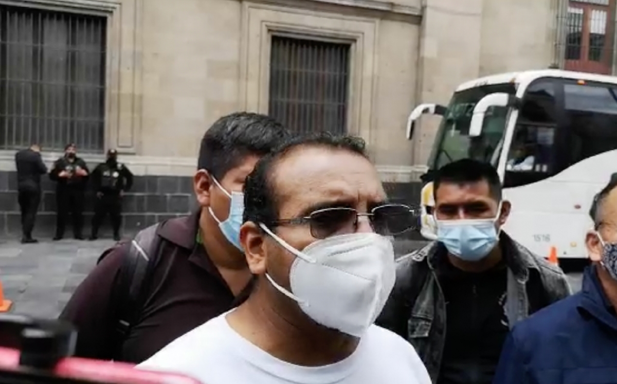 Vidulfo Rosales a su salida de Palacio Nacional, tras la reunión con las autoridades gubernamentales. (Pedro Domínguez)