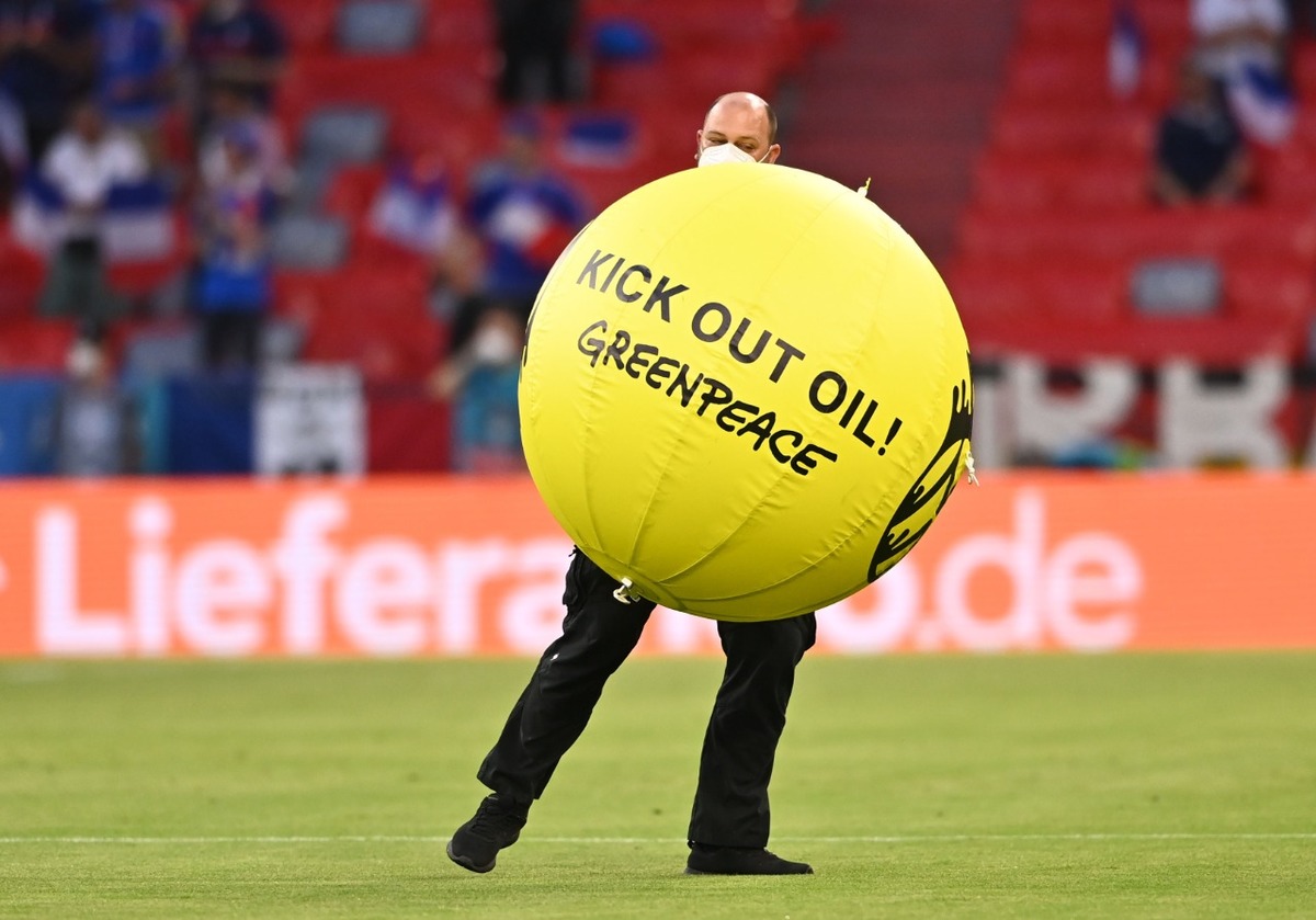 Activista de Greenpeace sufre un accidente en pleno partido de la Eurocopa. (Reuters)