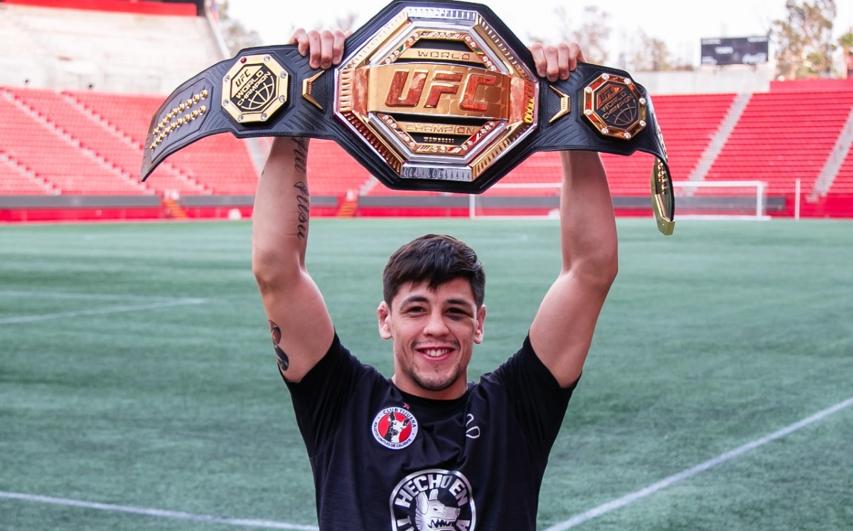 Brandon Medina visita el estadio Caliente de Xolos (Cortesía: Club Tijuana)