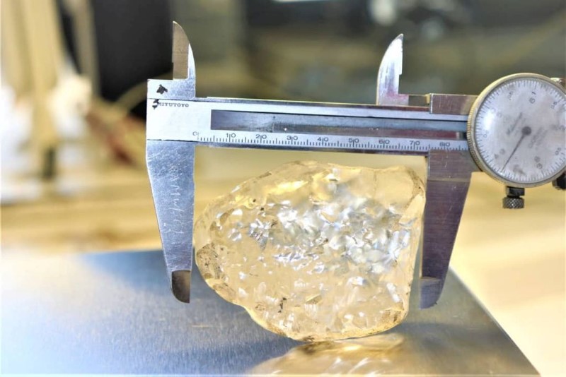 El diamante mide 73 mm de largo, 52 mm de ancho y 27 mm de espesor. (Reuters)