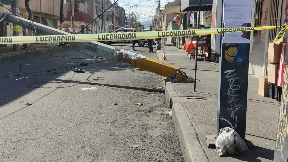 El chofer del tráiler fue detenido por policías municipales.