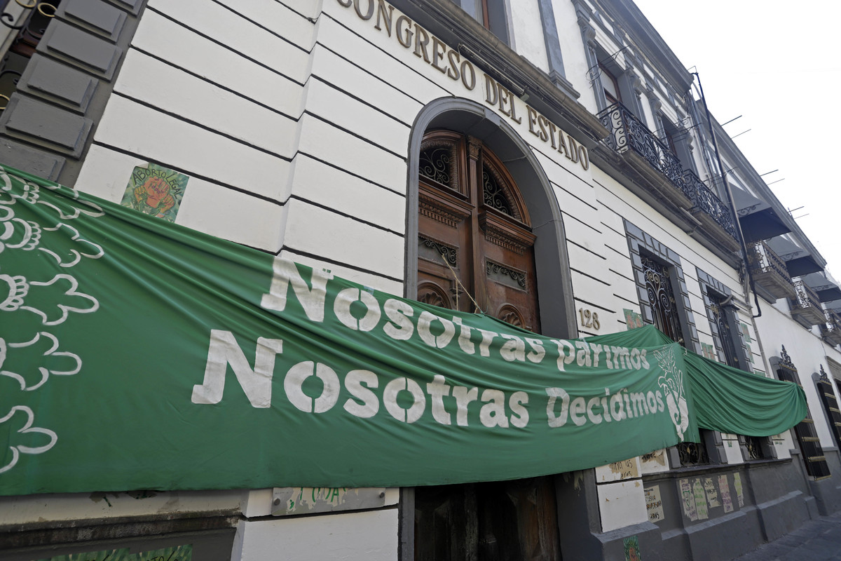 Integrantes de Coatlicue Siempre Viva se plantaron a las afueras del Congreso Local. (Agencia Enfoque)