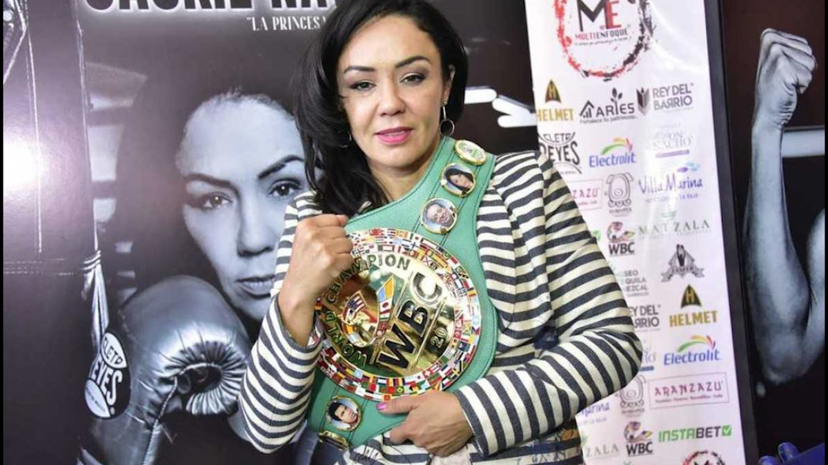 Jackie Nava recibe reconocimiento especial por 20 años de carrera
