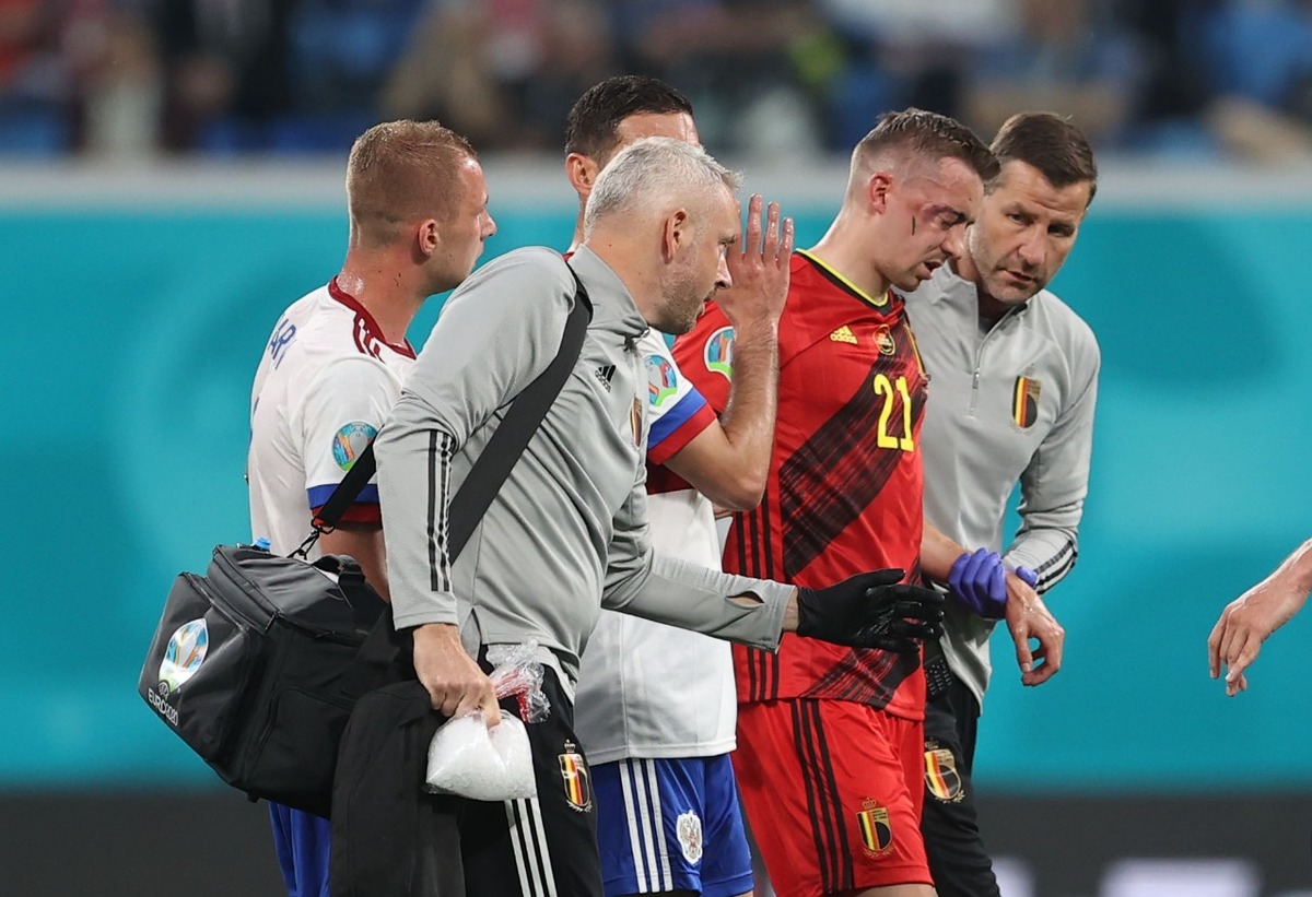El jugador del  leicester city fue operado con éxito después del fuerte golpe que sufrió en la primera jornada de la eurocopa. (Reuters)