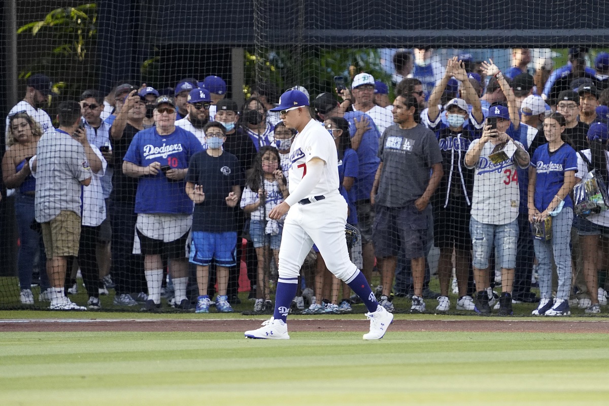 Julio Urías durante juego con Los Ángeles Dodgers (AP)