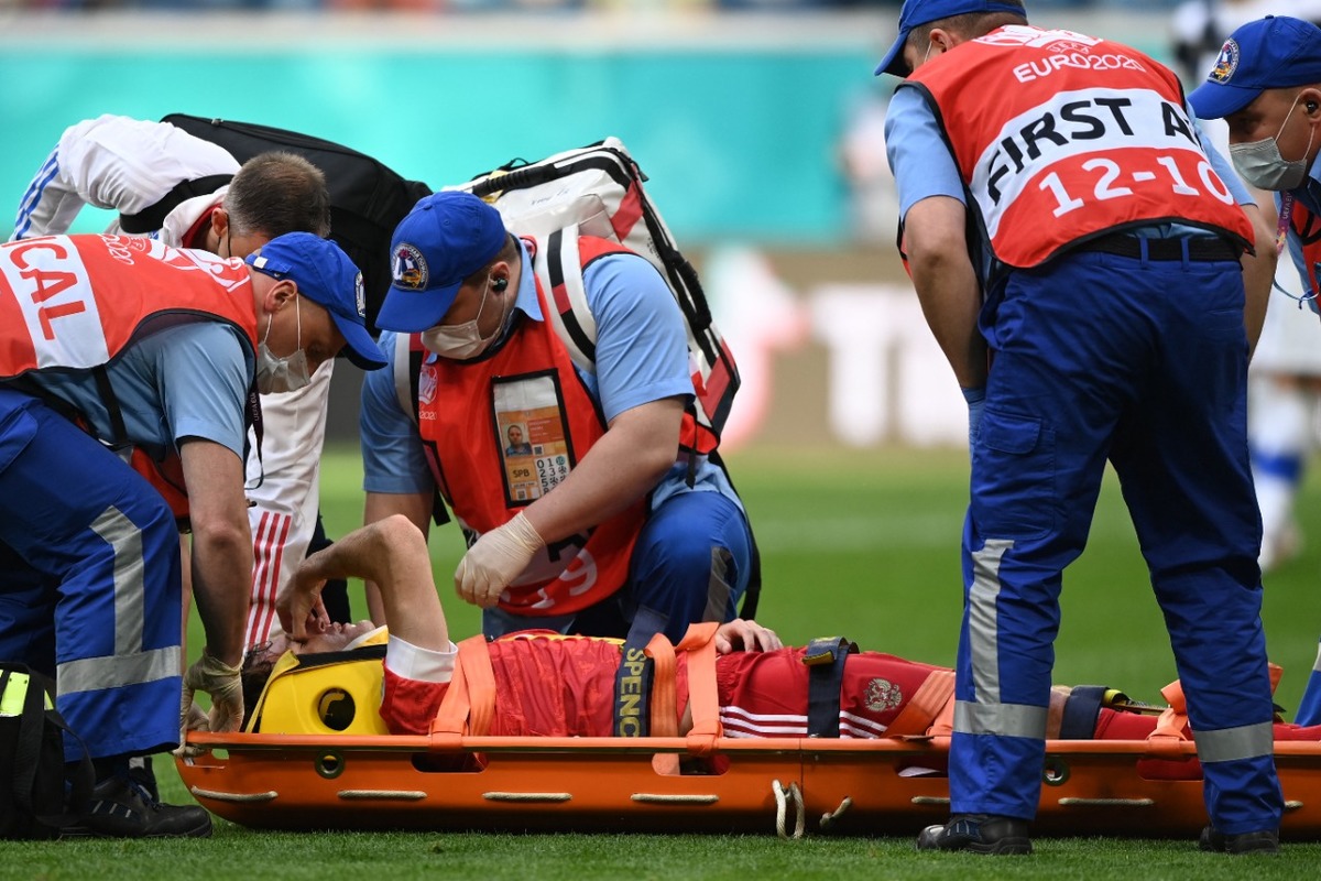 Mario Fernandes, no pudo continuar en el partido debido a una grave lesión en la columna. (AFP)