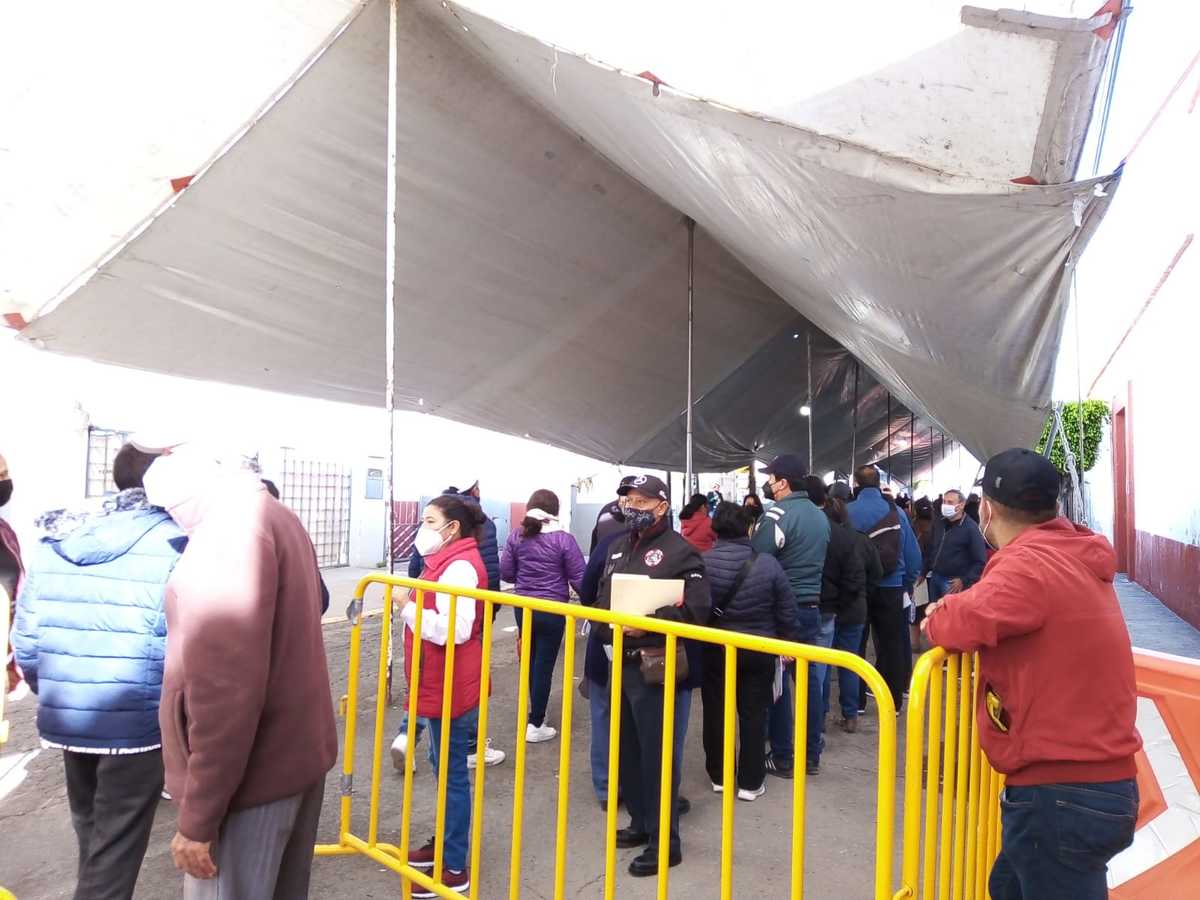 Sanandreseños mayores de 40 años reciben primera dosis contra el covid-19. (Angélica Tenahua)