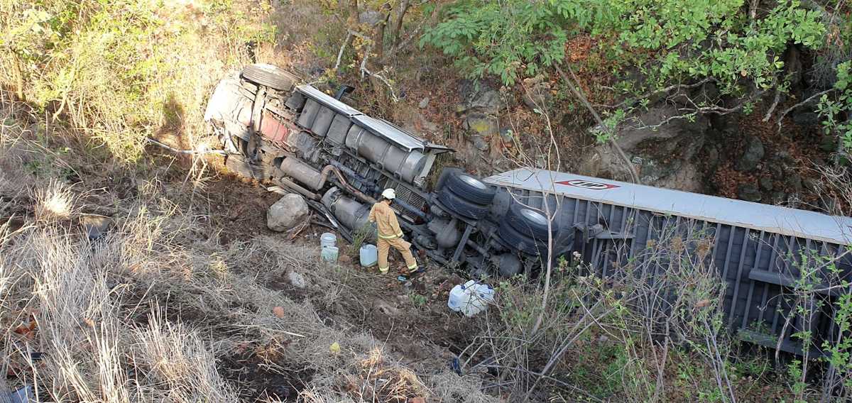 Tráiler sufre volcadura en carretera a Colotlán en Zapopan (Juan Carlos Munguía)